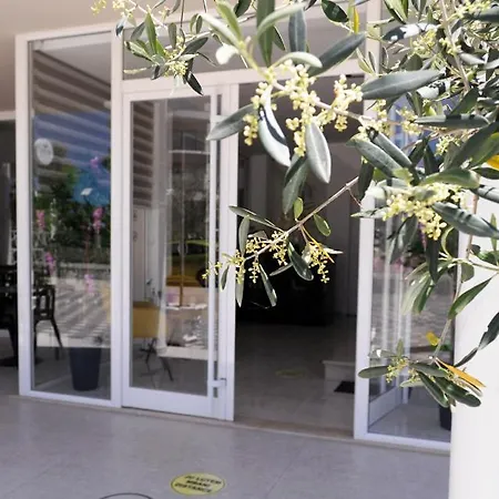 Julius Hotel *