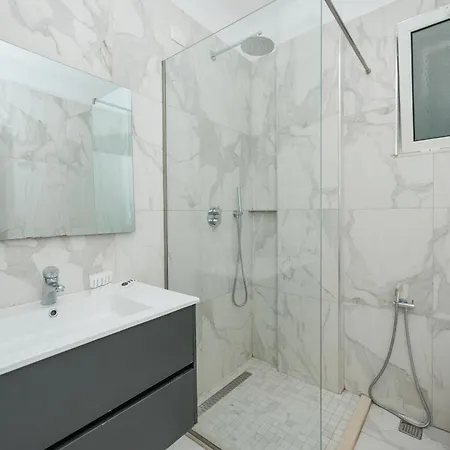 Julius * Golem (Tirana)