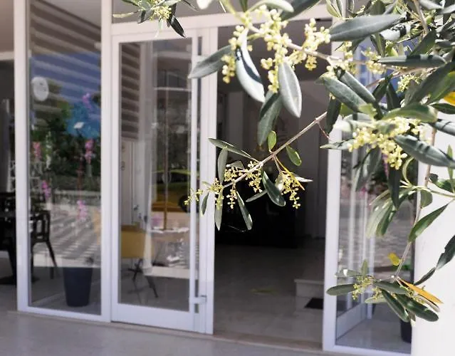 Julius Hotel *