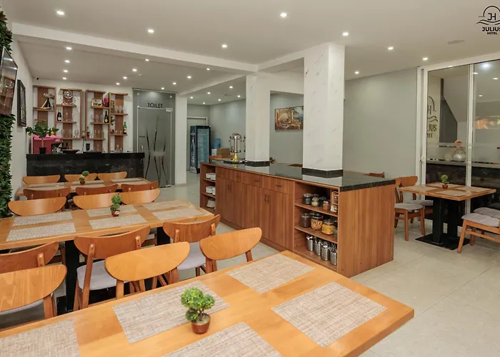 Julius Hotel *