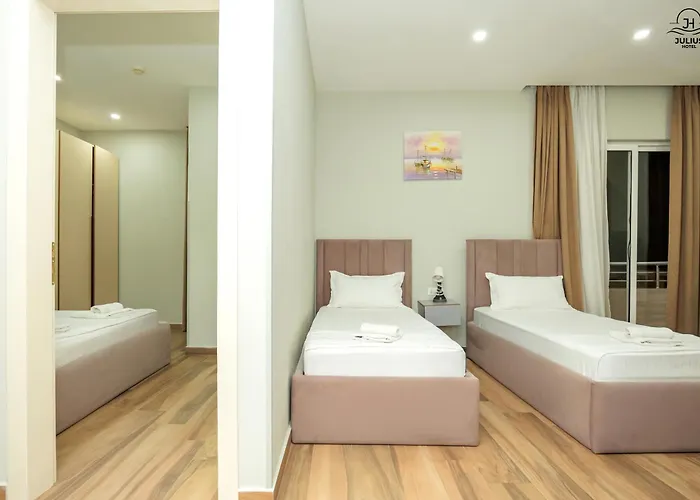 Julius Hotel *