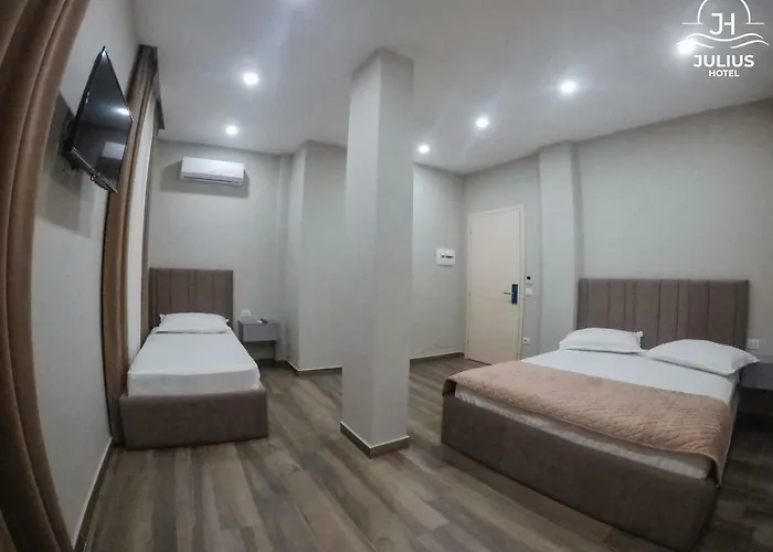 Julius Hotel *